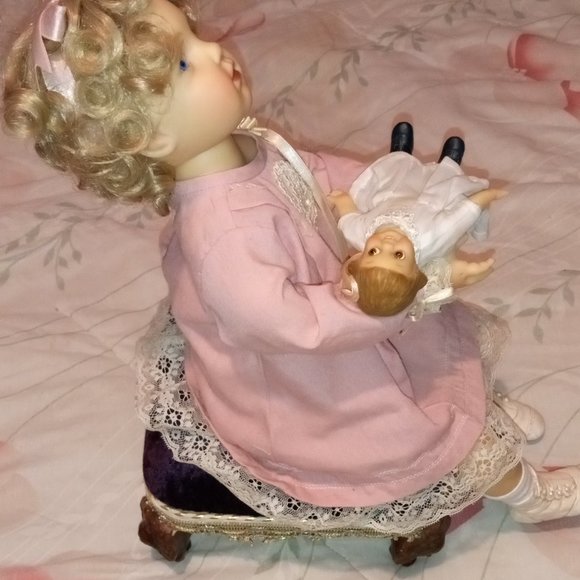 VINTAGE "MEMORIES OF CHILDHOOD" 18" MARY DOLL W/ STOOL BY RICHARD SIMMONS - Picture 11 of 16